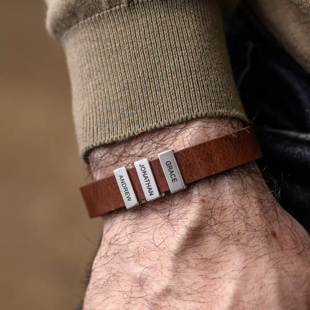 BRACELET EN CUIR AVEC NOMS PERSONNALISÉS EN ACIER