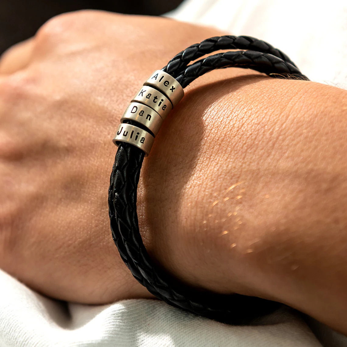 BRACELET EN CUIR TRESSÉ AVEC ANNEAUX PERSONNALISÉS EN ACIER