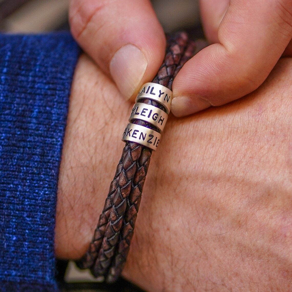BRACELET EN CUIR TRESSÉ AVEC ANNEAUX PERSONNALISÉS EN ACIER