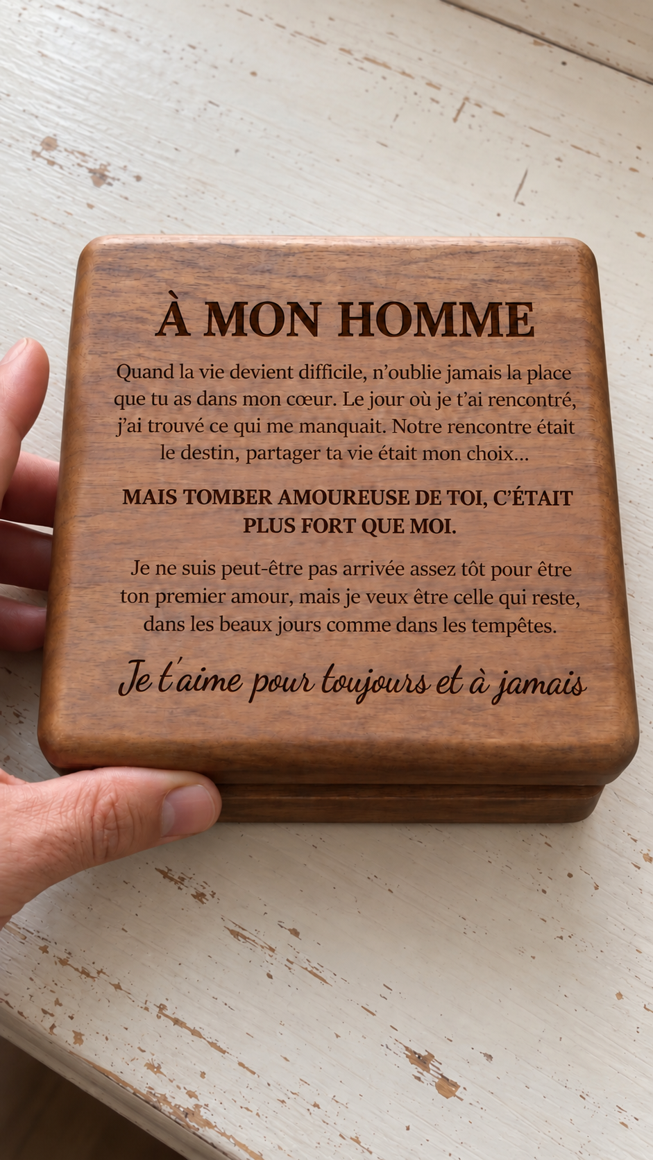 Gros plan de l’écrin en noyer « À Mon Homme » et de son message gravé