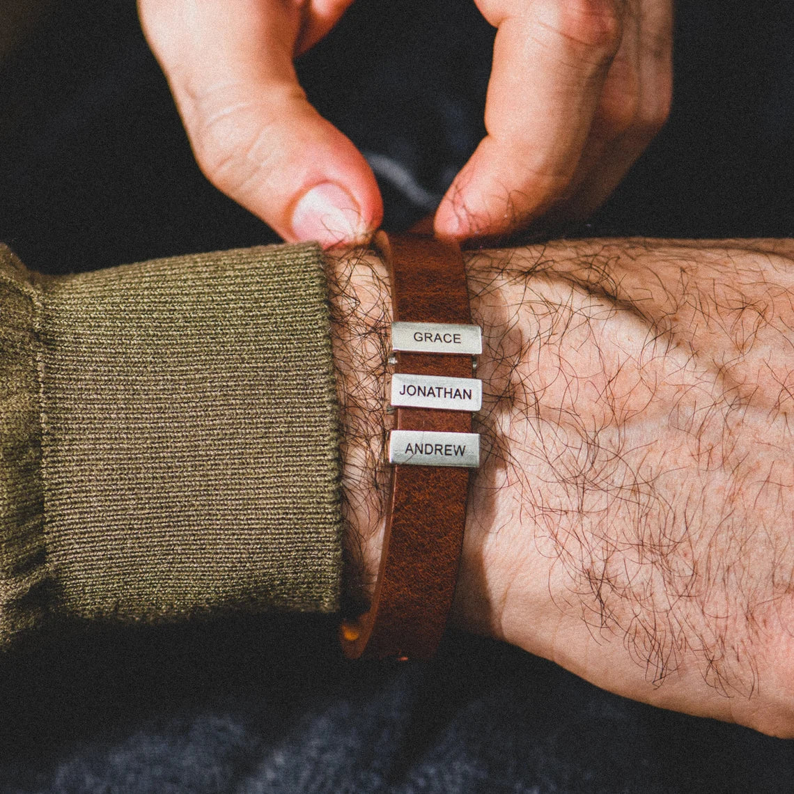 BRACELET EN CUIR AVEC NOMS PERSONNALISÉS EN ACIER